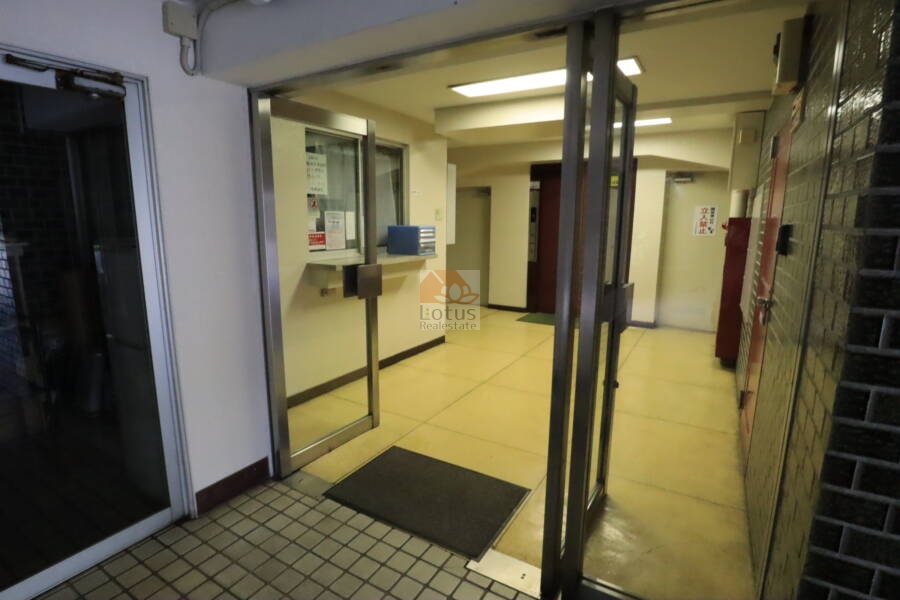 カサベルド富士見共用部2｜奥のほうに管理人さんの待機スペースとエントランスホールがあります。