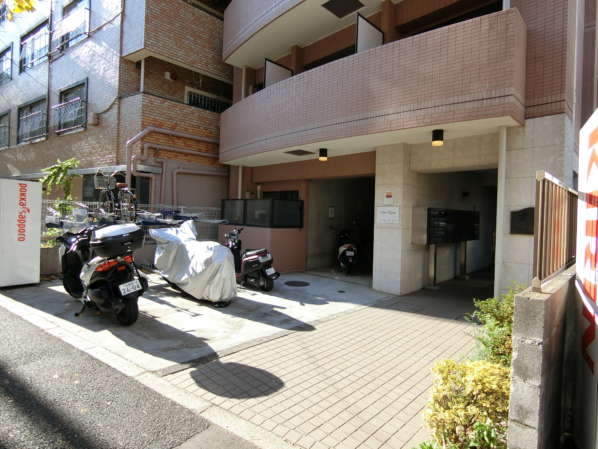 メインステージ中野弥生町外観・共用部7｜エントランス周りに駐輪場・バイク置き場が設置済みです。