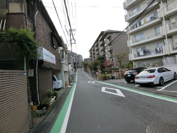 ソフトタウン代々木外観・共用部1｜東南側の道路です。