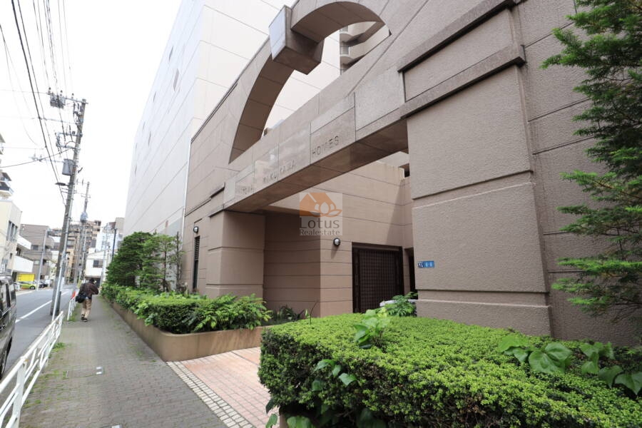 藤和菊川ホームズエントランス｜バブル直後につくられたグレード感のある建物ですからスペックも余裕です。