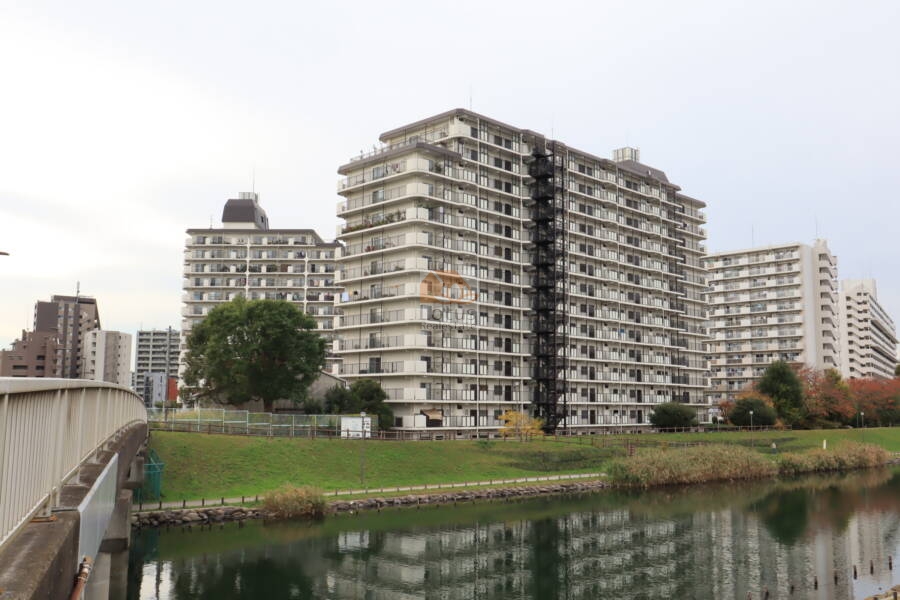 日商岩井亀戸マンション外観1｜日商岩井亀戸マンションは昭和55年築、14階建ての大規模マンションです。京葉道路と旧中川の交差する立地で水と緑に恵まれた住環境です。