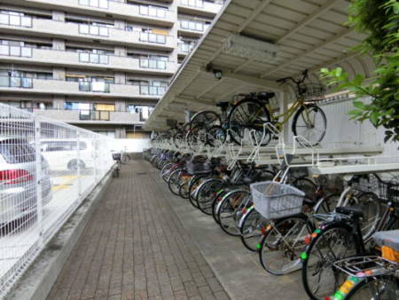 ファミール亀有弐番館外観共用部18｜共用部においては自転車置き場が相当数確保されています。複数台でも対応できるとのことです（2018/9/中頃）