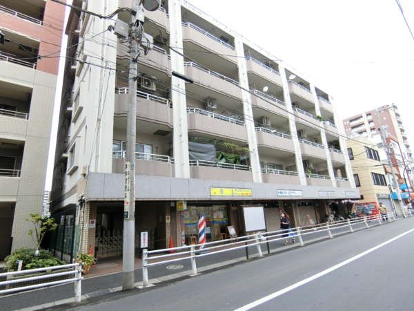 ソフトタウン新小岩外観共用部｜通りを渡ると、ソフトタウン新小岩はあります。交差点を渡って７０ｍくらいのところです。この界隈は通りを進むと住宅系の色合いが増してきます。商住混在の街並みです。