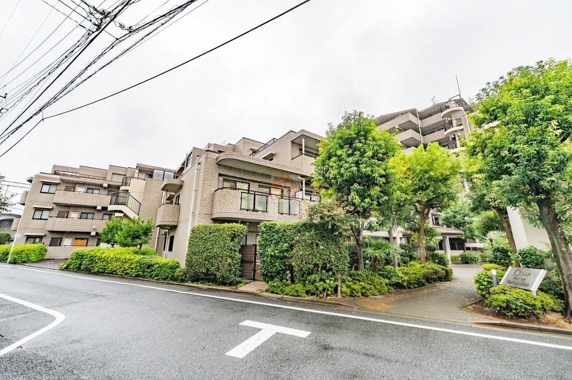 低層中心のレジデンスが並び、植栽のボリュームが目に入ります。「石神井公園」駅徒歩7分の落ち着いた住宅地で、車通りも控えめな印象です。セザールパークサイド石神井公園は、平成10年築、8階建てのマンションです。