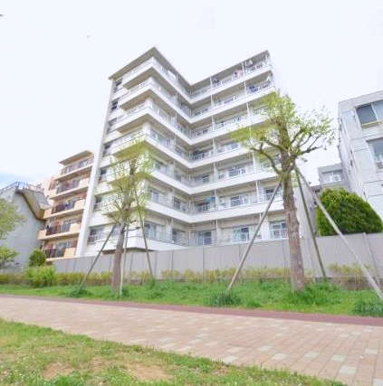 三田新中野コーポの建物の南側は本五ふれあい公園になっています。