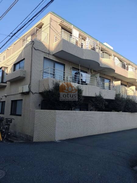 シルバーパレス方南町外観１｜シルバーパレス方南町は、1984年（昭和59年）に築かれた3階建ての低層マンションです。エレベーターは設置されていません。