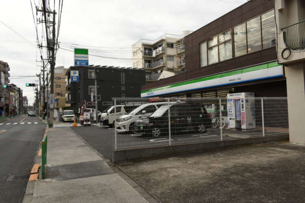朝日プラザ中野弥生町アプローチ6｜物件の対面にはファミリーマートがあります。