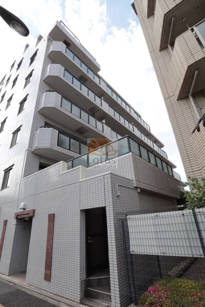 クリオ武蔵関壱番館の外観：建物の側面で、敷地が道路に面している様子が確認できます。