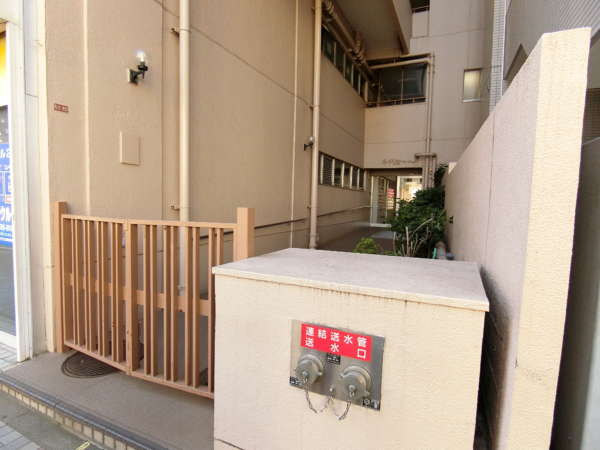 千代田マンションアプローチ4｜千代田マンションのサブエントランスがこちらです。