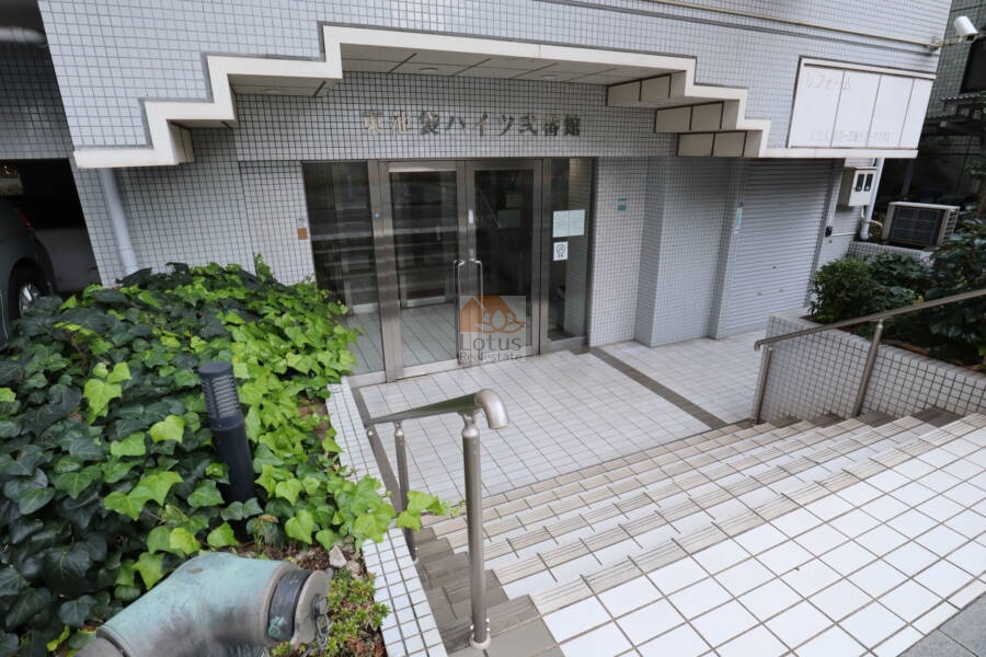 東池袋ハイツ２番館エントランス　階段アプローチと植栽が美しい共用部分｜２番館エントランスです。階段アプローチと植栽が美しい共用部分でした。