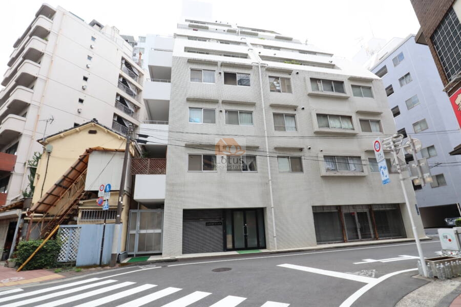 ロイヤルコート飛鳥山外観2｜角地の開放感があるロケーションです。