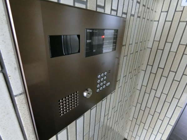 ライオンズマンション方南町外観共用部2｜エントランスはオートロックが設置されています。