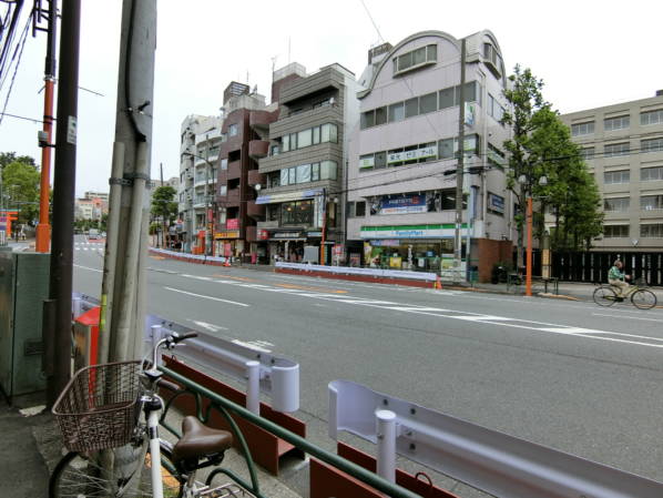 グランシティ早稲田アプローチ0-6｜早稲田周辺は４万人もいる早大生が中心の学生の街です。しかし、住宅地としても都心にありながら静かな町です。なのでコンビニなどの生活施設にも困りません。