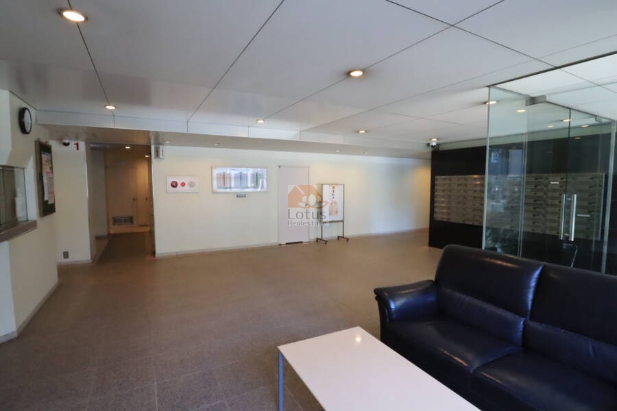 トーア文京マンション共用部2｜管理人室の前です。エントランスホールは割とゆったりとした空間です。昭和４０年代の建物としてはラグジュアリーだったと思います。