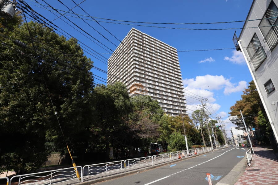 スカイシティ南砂外観1｜スカイシティ南砂は仙台堀川公園に面した高層マンションです。