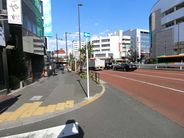 ルネ門前仲町アプローチ2｜駅を出ましたら清澄通りを月島方面に南西に向かって進みます。