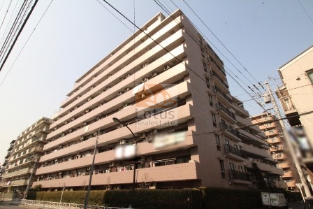 藤和シティホームズ西大島は、平成8年築、10階建てのボリューム感のあるフォルムが並び、しっかりとした存在感を街並みに与えています。バルコニーは日当たりの良さを感じさせる造りになっています。