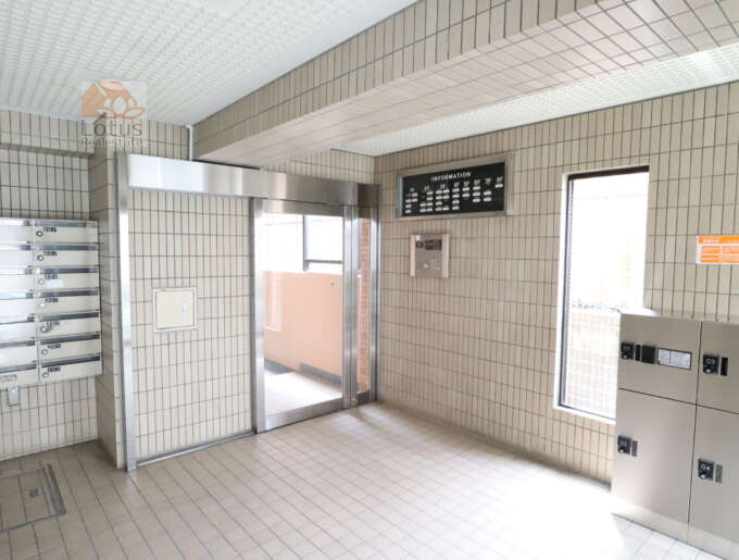 ライオンズマンション北千住第３共用部1｜エントランス内部は、ホワイト系のタイルでまとめられていて、明るく、清潔感があります。