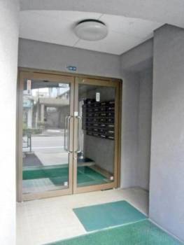 堀切菖蒲園公園は徒歩圏内です。マンション前の平和橋通りを真っ直ぐいって徒歩１４分ほどにイトーヨーカドーがあるので、お買物環境は充実しているといえます