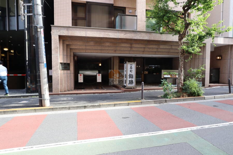 グランドメゾン一番町エントランス1｜エントランスは表通りに面しています。視認性も高いです。