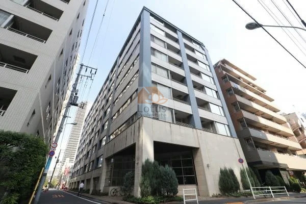 クラリティアスールの外観。9階建てのスタイリッシュなフォルムが周囲に調和しつつ、落ち着いた存在感を放つファサード。前面道路は静かな通りに面しており、都心ながら穏やかな住環境を感じられる立地。クラリティアスールは平成15年築、9階建てのマンションです。