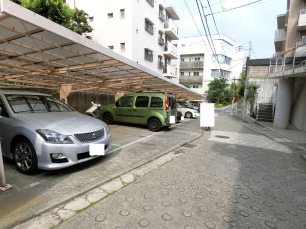 コープ戸山台外観共用部8｜駐車場は軽い傾斜のなかごろにあります。