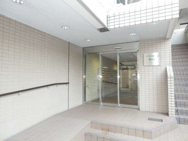 ソフトタウン新小岩8｜こじんまりした感じのエントランスですね。スロープも設置されています。