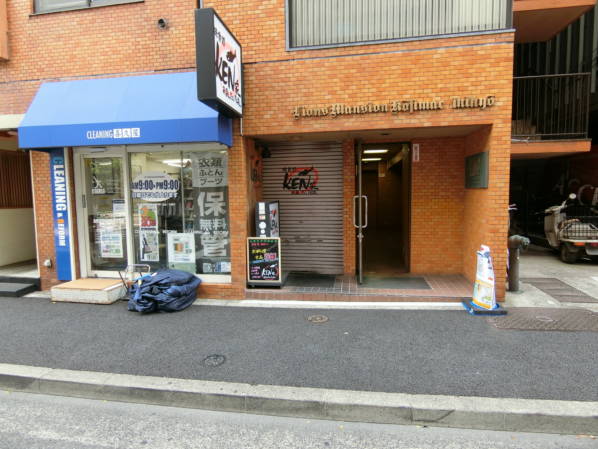 一階は料理店が２軒、クリーニング店が２件入っています。