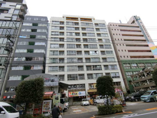 ライオンズマンション神楽坂外観共用部1｜ライオンズマンション神楽坂は1975年11月築の１２階建てのマンションです。最寄り駅は牛込神楽坂」駅ですが、各線「飯田橋」駅も徒歩８分、東西線「神楽坂」駅も徒歩圏の便利なロケーションです。