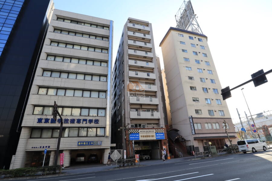 マンション第２両国外観4｜エントランスは京葉道路に面して、浅草橋・東日本橋方面から両国橋を渡ってすぐです。隅田川テラスも近くです。
