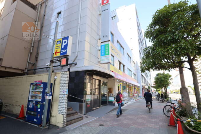 東陽町コーポラス外観4｜１階部分は薬の福太郎が出店しています。便利です。