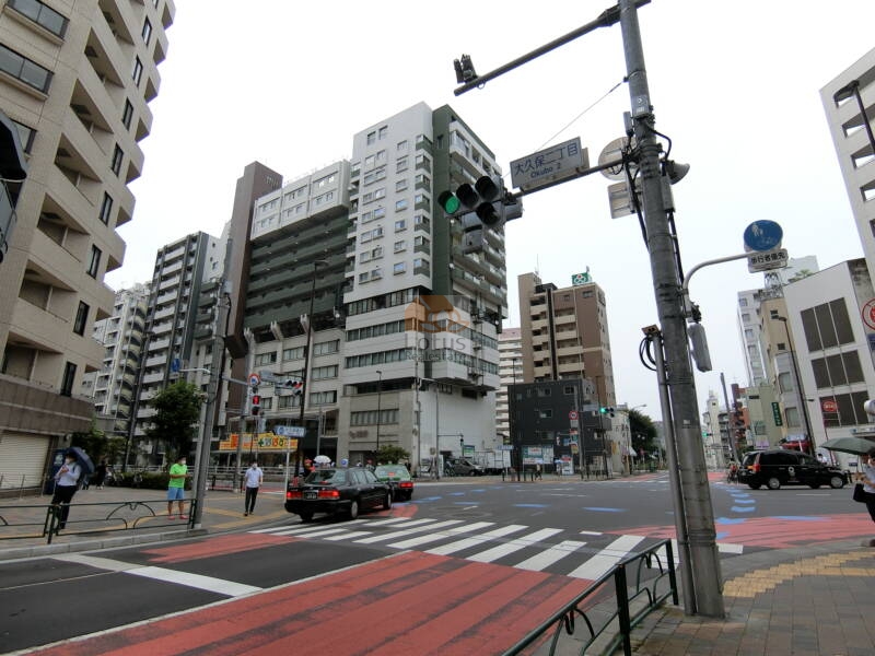 プラザ新大樹外観２｜プラザ新大樹は、大久保通りと明治通りの交差する、大久保二丁目交差点付近に建つ14階建てのマンションです。