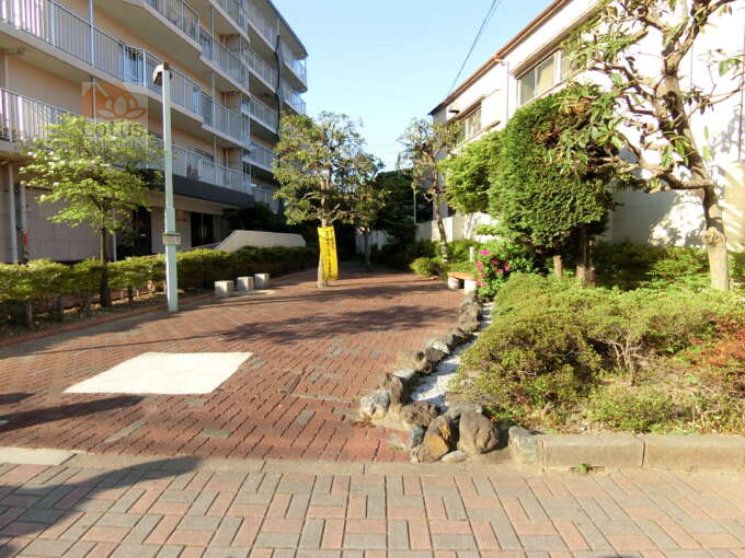 マーシャンハイツ梅島エントランス3｜エントランスわきには提供公園が設定されています。ゆったりとした敷地構成です。