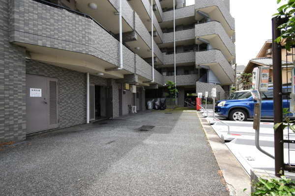 ライオンズガーデン葛西外観共用部5｜駐輪場・ごみ置き場などもあります。