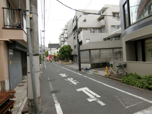 ハイツ面影橋アプローチ4｜右折すると、ハイツ面影橋が見えてきました。