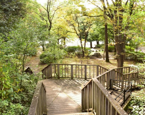 新宿区立みなみもと町公園｜徒歩1分に「新宿区立みなみもと町公園」があります。