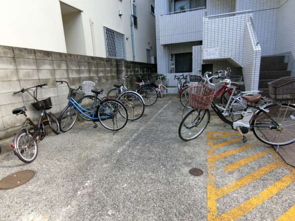 キャッスルマンション千早町外観共用部4｜自転車はお互いさまに整理するタイプのようです。