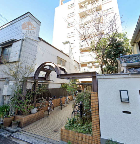 ダイアパレス浅草外観７｜エントランスは商店街の反対側にあります。