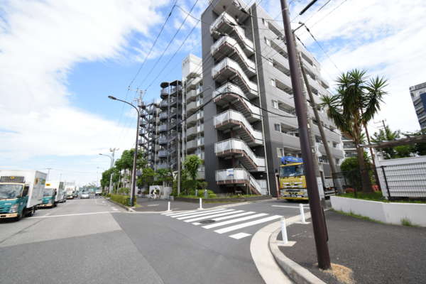 メイツ葛西第２外観共用部1｜メイツ葛西第二は昭和６２年築、９階建てのマンションです。清砂大橋通り沿いです。