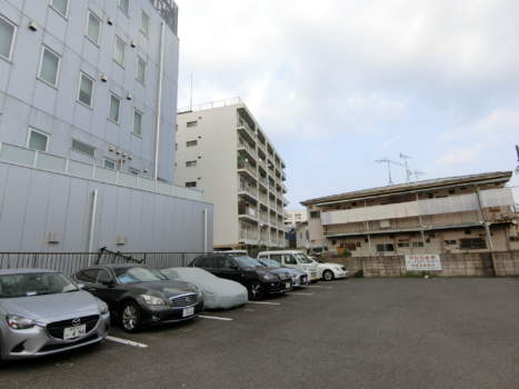 沼袋スカイハイツ外観・共用部10｜周辺は第一種低層住居専用地域で戸建住宅が多く、落ち着いた住環境です。周辺には保育園や小学校、中学校などが立地するので、子育て中のファミリーにもお勧めです。