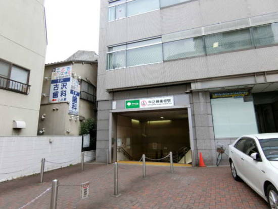ライオンズマンション神楽坂アプローチ3｜ライオンズマンション神楽坂の最寄り駅は大江戸線「牛込神楽坂」駅です。徒歩１分という近さです。物件へのアプローチはＡ３出口が近いでしょう>