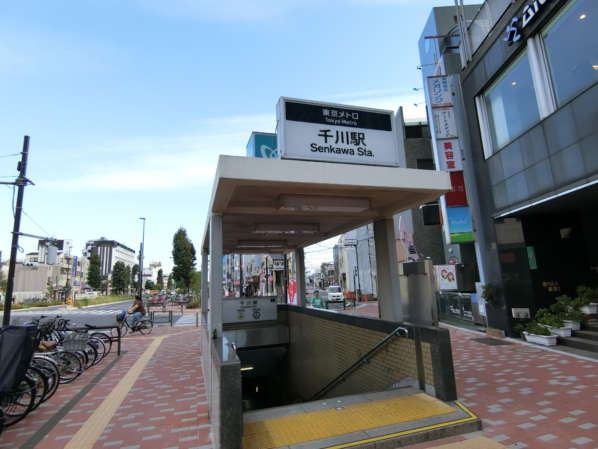 キャッスルマンション千早町アプローチ5｜キャッスルマンション千早町の最寄は千川駅です。１番口が最も楽です。徒歩５分程のアプローチです。千川駅周辺の要町通りはインターロッキングの綺麗な舗装の歩道となっています。