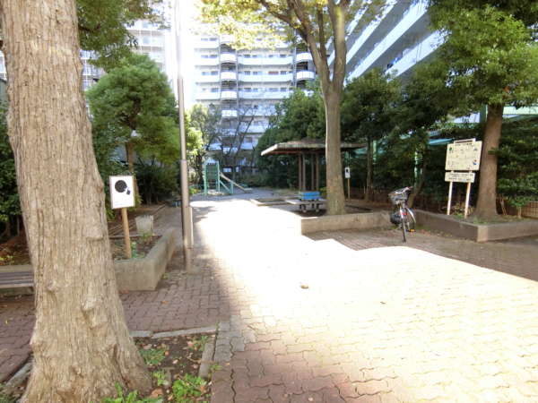 ルネ門前仲町アプローチ11｜ルネ門前仲町に併設された提供公園です。ここで到着です。