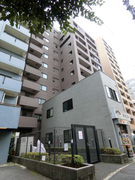 ぺイサージュ音羽壱番館外観共用部4｜小さな飲食店が隣接してます。