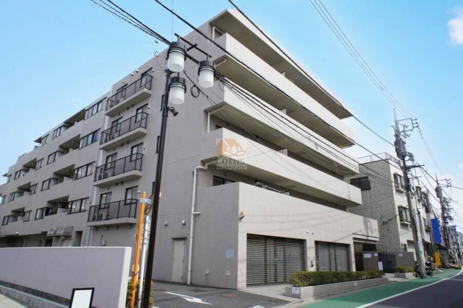 練馬北町シティハウスは、1992年（平成 4年） 7月に建てられた7階建てのマンションです。いベージュの外壁にブラウンのバルコニーが整然と並び、住宅街の中に静かに佇んでいます。歩道沿いの植栽とゆとりあるセットバックが、落ち着いた住まいの雰囲気をつくり出しています。