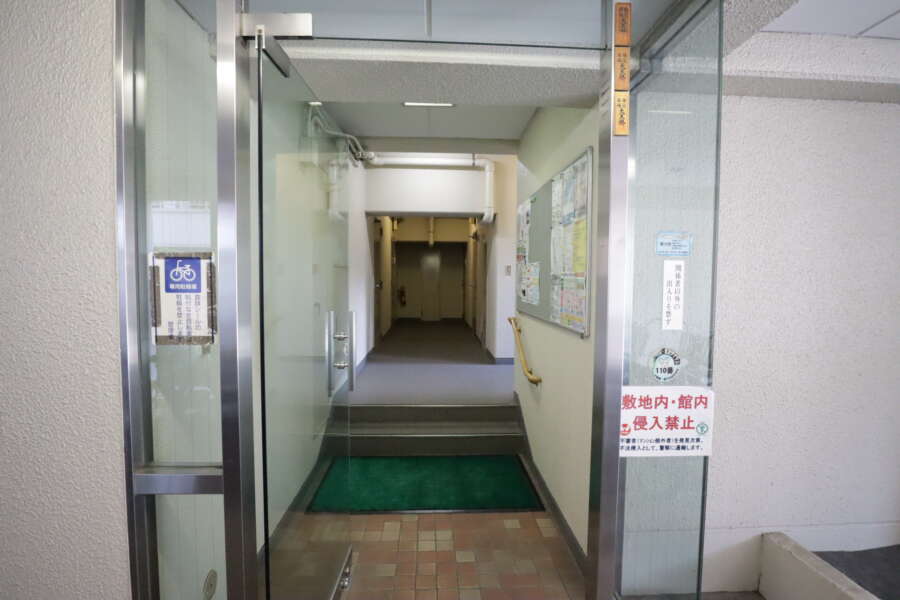 メイゾン南千住共用部2｜建物内エントランスです。整然とした様子を感じました。