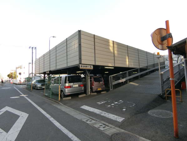 竹の塚マンション外観・共用部6｜２階建ての大きな駐車場もあります。