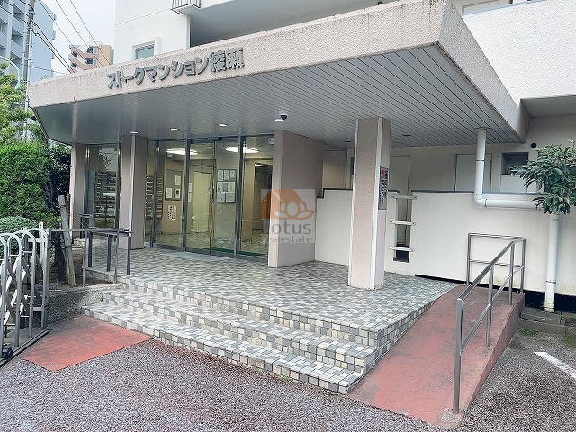 ストークマンション綾瀬エントランス１｜綾瀬駅に近く便利な立地です。