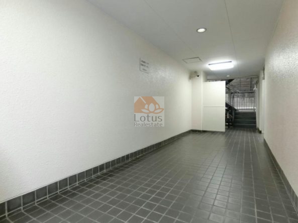 両国サンハイツ共用部１｜掲示板が整備された共用廊下では、管理の行き届いた様子が伺えます。防災・お知らせ等の情報共有もスムーズです。