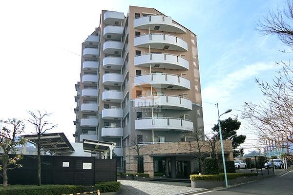 エクセル原宿グレイスコート外観１｜エクセル原宿グレイスコートは平成９年築、地上１１階建てのマンションです。西側に山手線がありその先には国立代々木競技場がみえます。